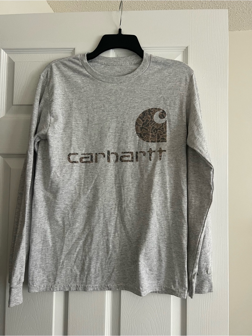 Carhartt Women’s long Sleeve Logo Tee - Light Gray with Camo Print